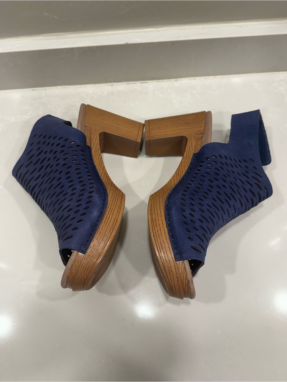 Dansko Danae Blue Perforated Nubuck Leather Block Heel Sandals Size 39 / 8.5-9